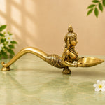 Lady With Lamp, Arti Lamp