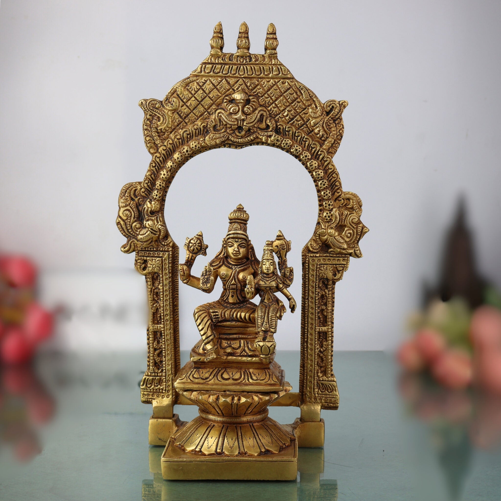 Brass Vishnu Lakshmi Idol with Temple Style Prabhavali Peetam – Handcrafted Narayana Lakshmi Murti, Venkateshwara Balaji Statue for Pooja, Home Decor & Gifting